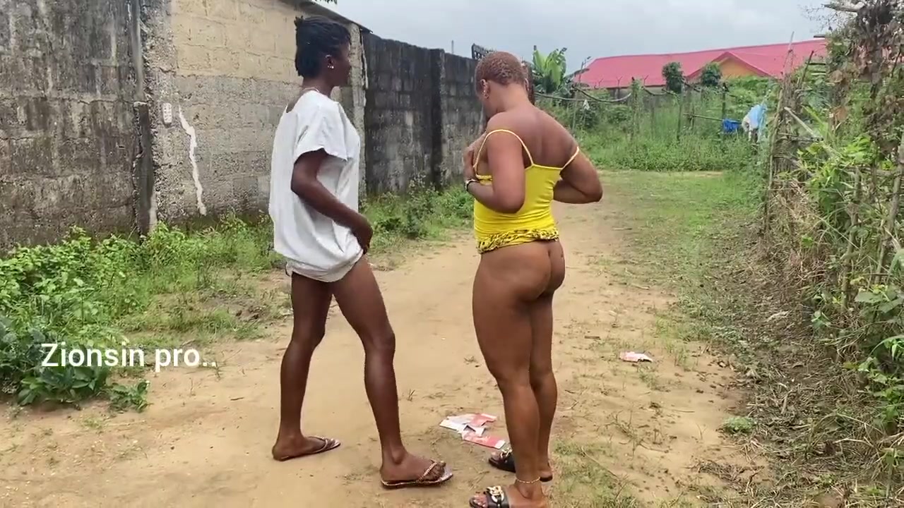 Naughty Mzansi teens show their asses in broad daylight